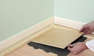 Comment carreler un parquet en bois dans une salle de bain