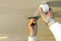 Comment bien mastiquer un plafond en plaques de plâtre de vos propres mains