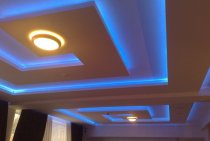 Plafond en plaques de plâtre avec rétro-éclairage: options de conception (9 photos)