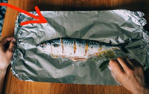 Dans quel sens du papier d'aluminium faut-il emballer le poisson et la viande lors de la cuisson