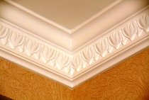 Comment coller des plinthes de plafond sur du papier peint et est-il possible de le faire?