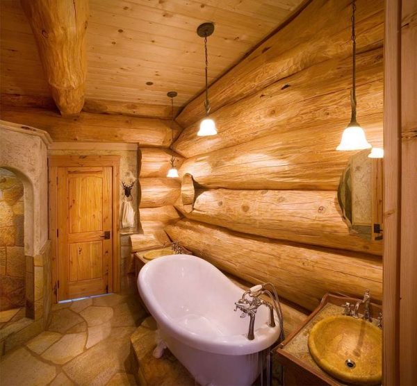 Baignoire ou cabine de douche dans une maison en bois