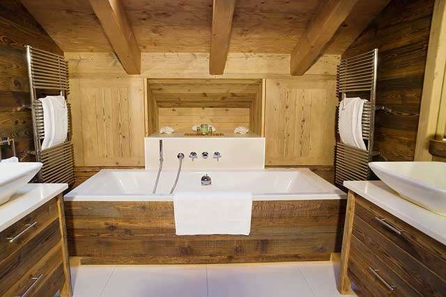 Baignoire ou cabine de douche dans une maison en bois