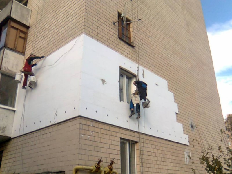 Mieux les murs de la maison sont isolés de l'extérieur avec du plastique mousse ou de la laine minérale