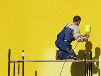 Isolation chaude ou froide pour les murs de la maison à l'extérieur