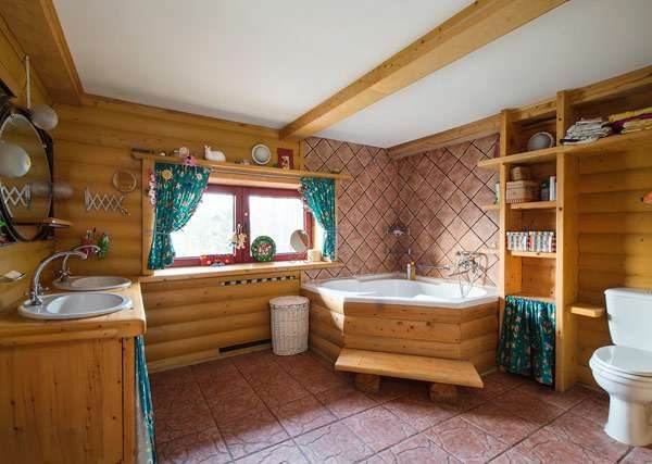 Baignoire ou cabine de douche dans une maison en bois