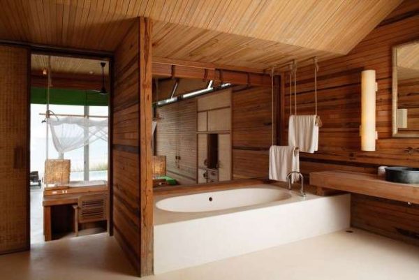 Baignoire ou cabine de douche dans une maison en bois