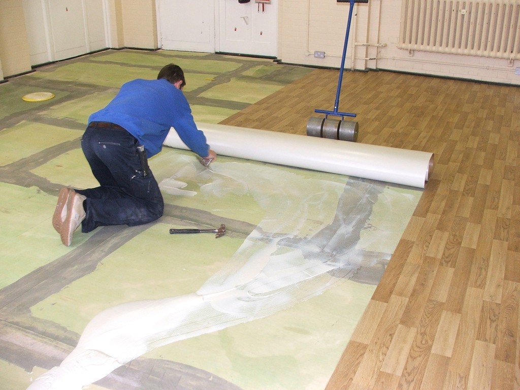 pose de linoléum sur un parquet