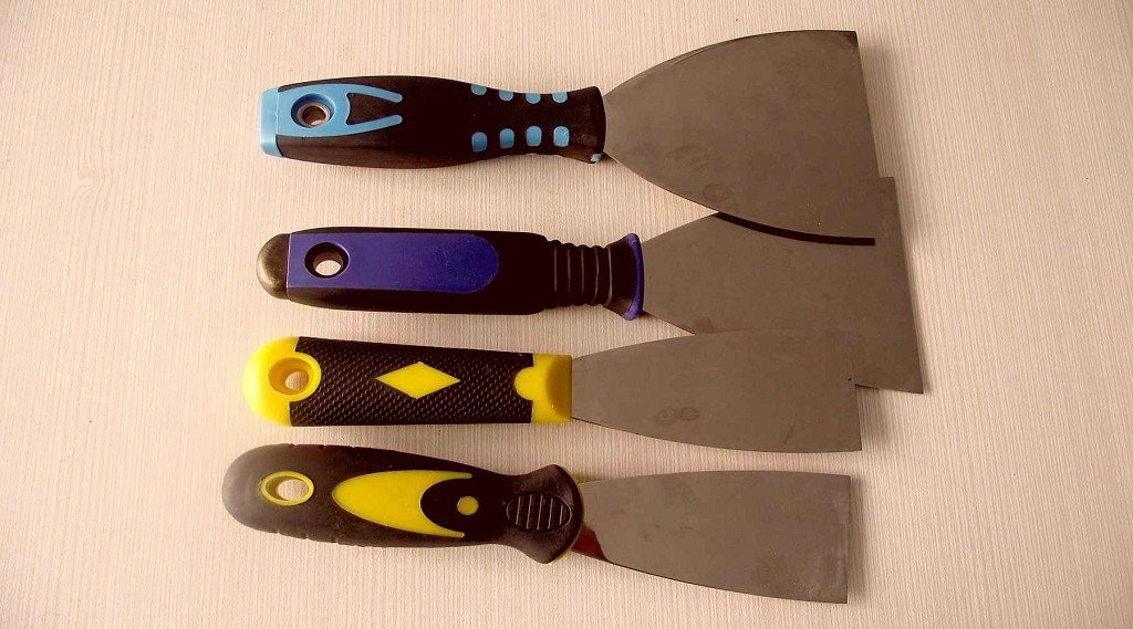 différentes spatules de peinture