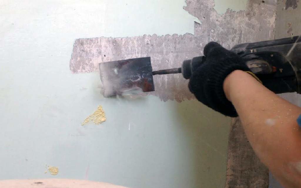 Enlever la peinture d'un mur en béton