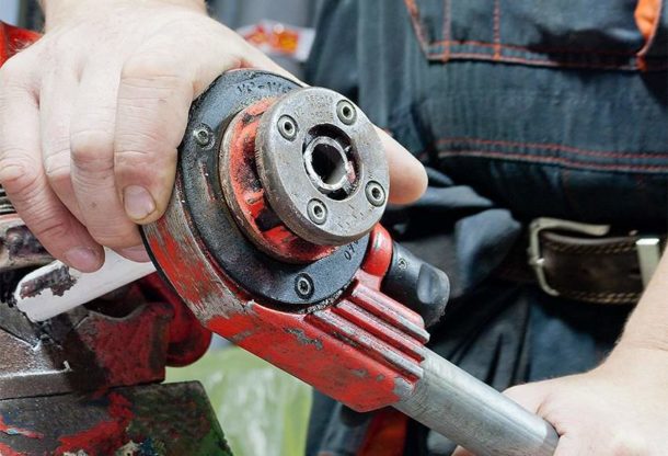 Lerka pour couper les filets sur les tuyaux