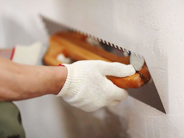 L'alignement des murs avec de petits défauts se fait en commençant par le mastic