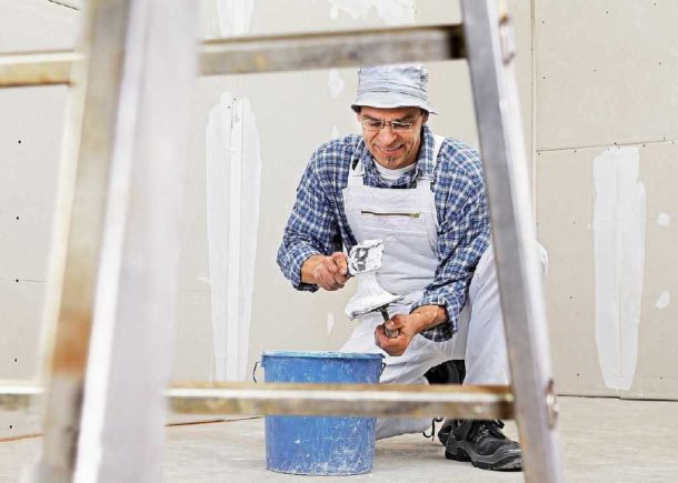 Le mur gainé de plaques de plâtre doit être enduit avant peinture.