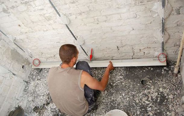 Nivellement des murs à l'aide de balises