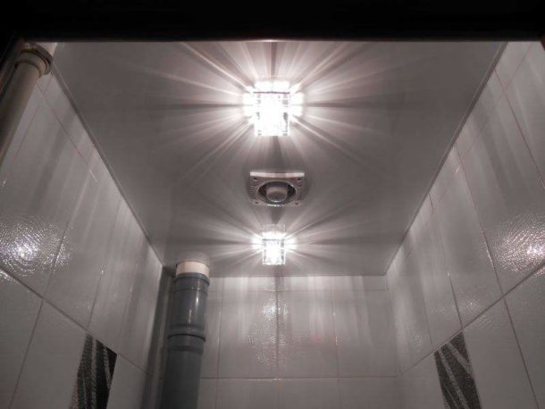 Plafond tendu dans les toilettes