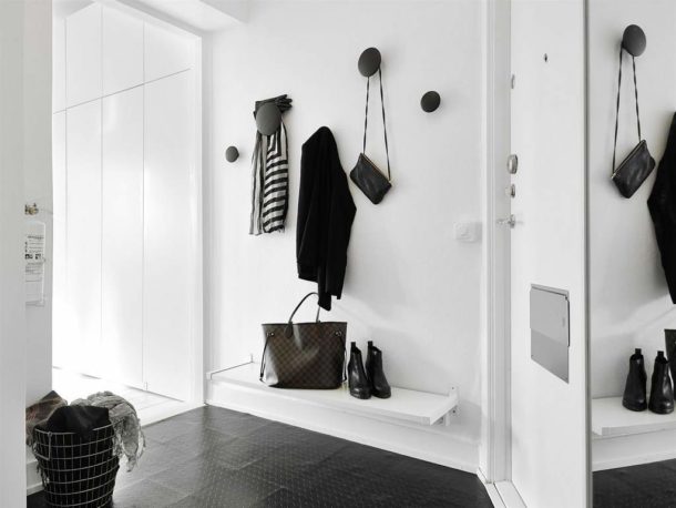 Couloir scandinave en noir et blanc