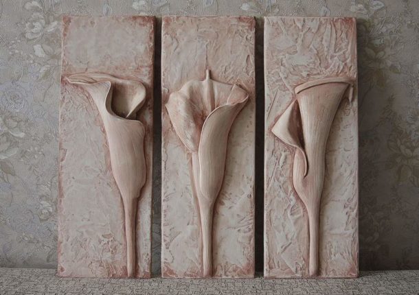 Peinture en bas-relief de plusieurs parties