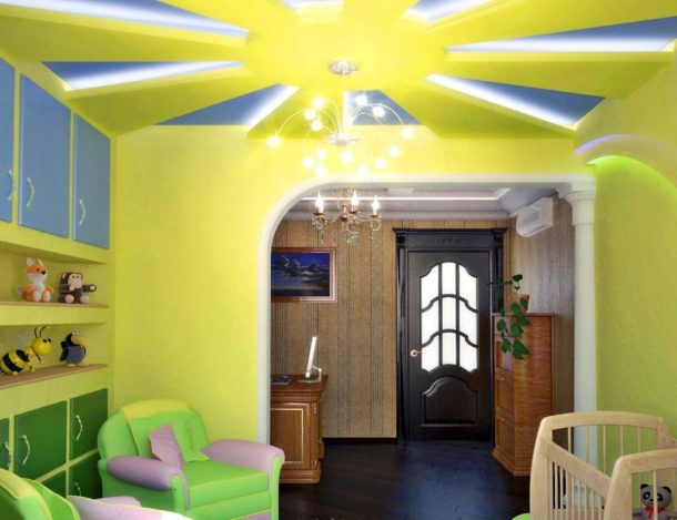 Conception de plafond avec éclairage dans la chambre des enfants