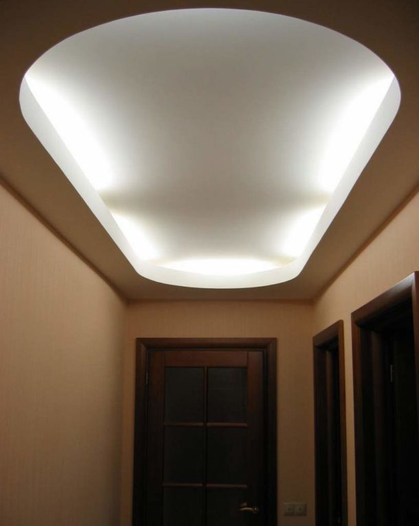 Faux plafond à deux niveaux assez simple, mais très efficace