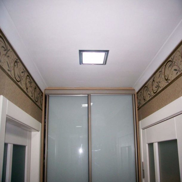 Plafond simple à un niveau avec une lumière plate pour une petite pièce