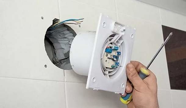 Installer un ventilateur dans une salle de bain