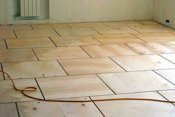 La préparation du sol pour la pose de carrelage avec du contreplaqué est une bonne solution s'il y a une base en bois