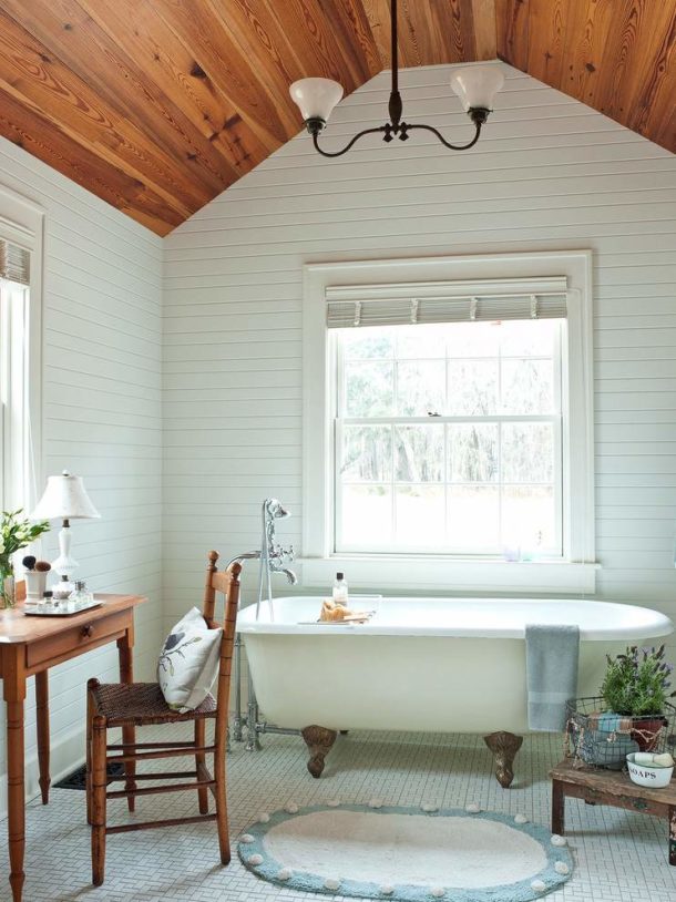 plafond en bois dans la salle de bain française