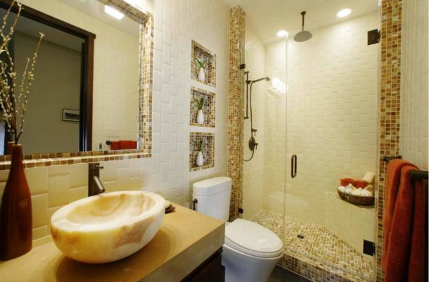 Décoration à petits carreaux d'un receveur de douche, niches, miroirs