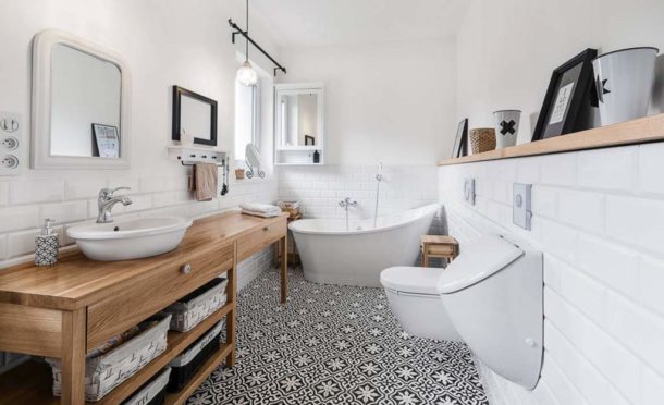 Meubles et plomberie dans la salle de bain dans la tradition scandinave