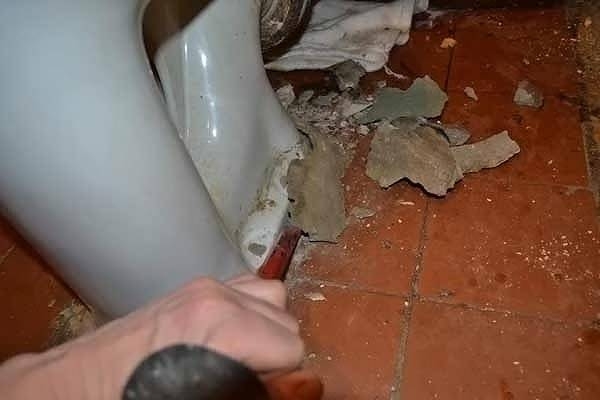 Comment installer une toilette sur une tuile avec vos propres mains