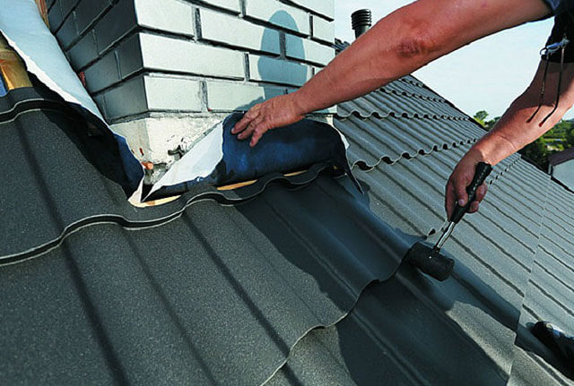 Cheminée traversant un plafond en bois