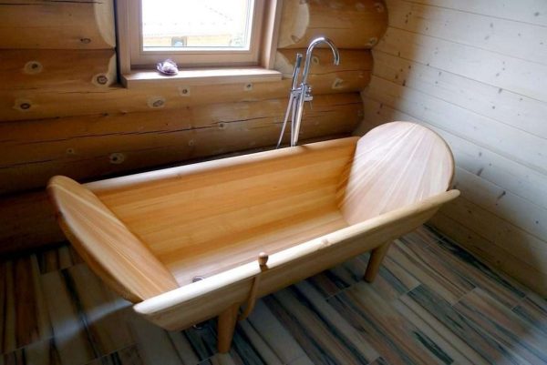 Baignoire ou cabine de douche dans une maison en bois