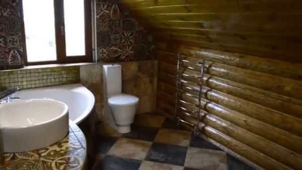 Baignoire ou cabine de douche dans une maison en bois