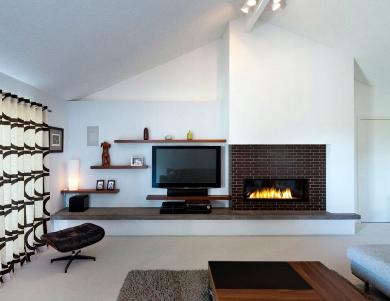 Salon avec cheminée et TV dans l'appartement