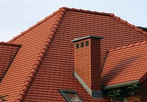 Cheminée traversant un plafond en bois