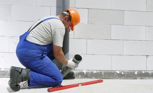 Remplacement à faire soi-même des tuyaux d'égout dans un appartement