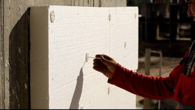 Comment isoler un mur dans une maison à panneaux isolation interne et externe