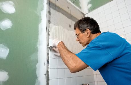 Comment poser correctement les carreaux sur le mur master class face à la salle de bain