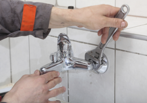 Installer un robinet dans la salle de bain