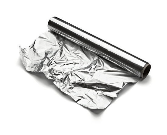 Dans quel sens du papier d'aluminium faut-il emballer le poisson et la viande lors de la cuisson