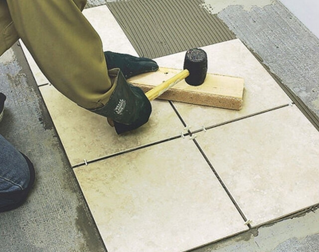 Comment poser correctement les carreaux sur le mur master class face à la salle de bain