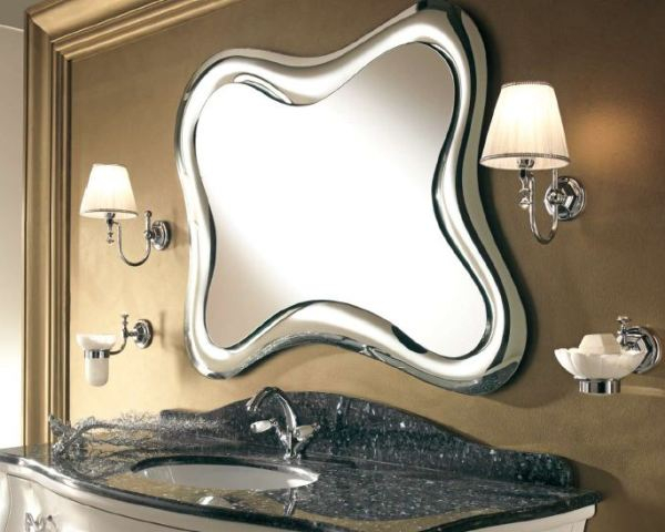 À quelle hauteur accrocher un miroir de salle de bain ?