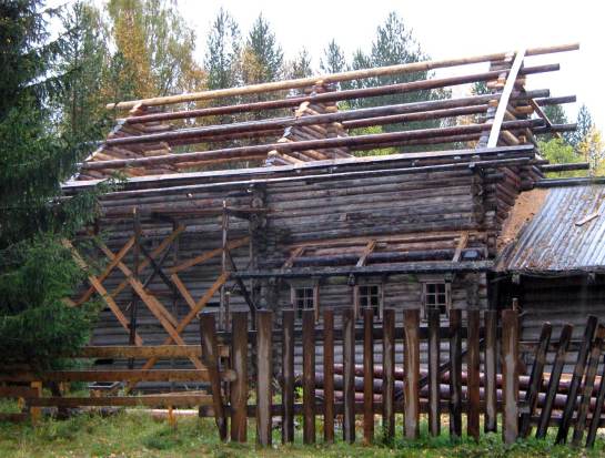 La conception du toit d'une maison en bois caractéristiques de la charpente et de l'installation