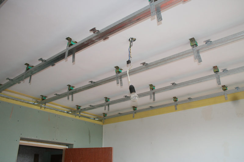 PROPRES MAINS. Suspensions antivibratoires étendues pour le plafond