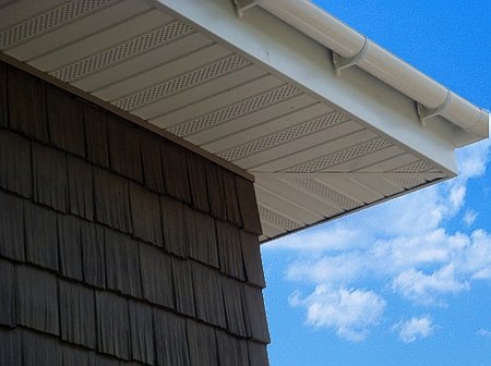 Le dispositif du plancher du grenier sur poutres en bois