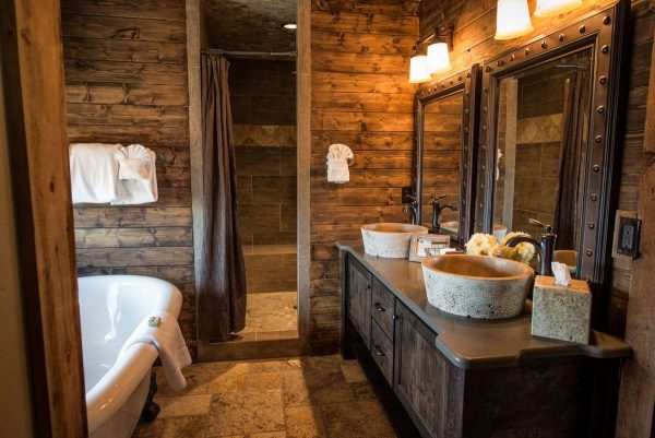 Baignoire ou cabine de douche dans une maison en bois