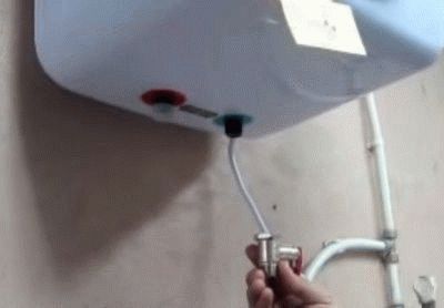 Comment installer une chaudière de vos propres mains, l'accrocher au mur, connecter l'électricité et l'eau