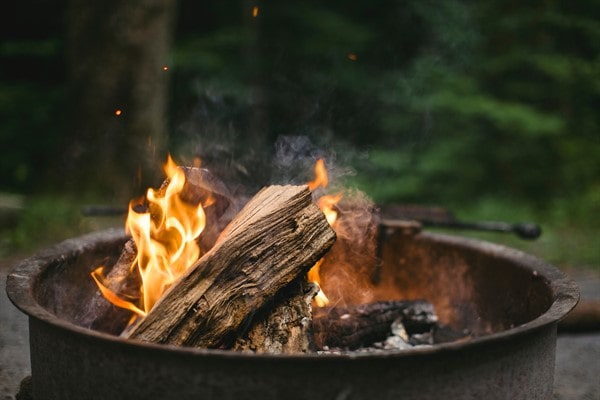 Charbon, bois de chauffage, briquettes de combustible que pour chauffer une chaudière à combustible solide