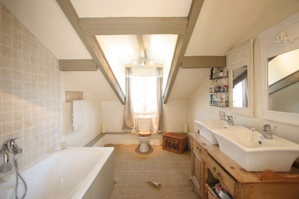 Baignoire ou cabine de douche dans une maison en bois