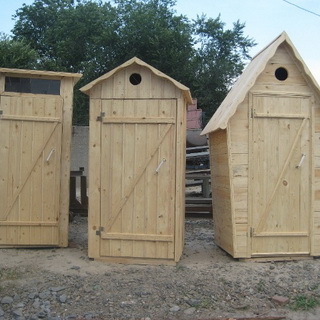 Toilettes chaudes dans une maison en bois sans égout